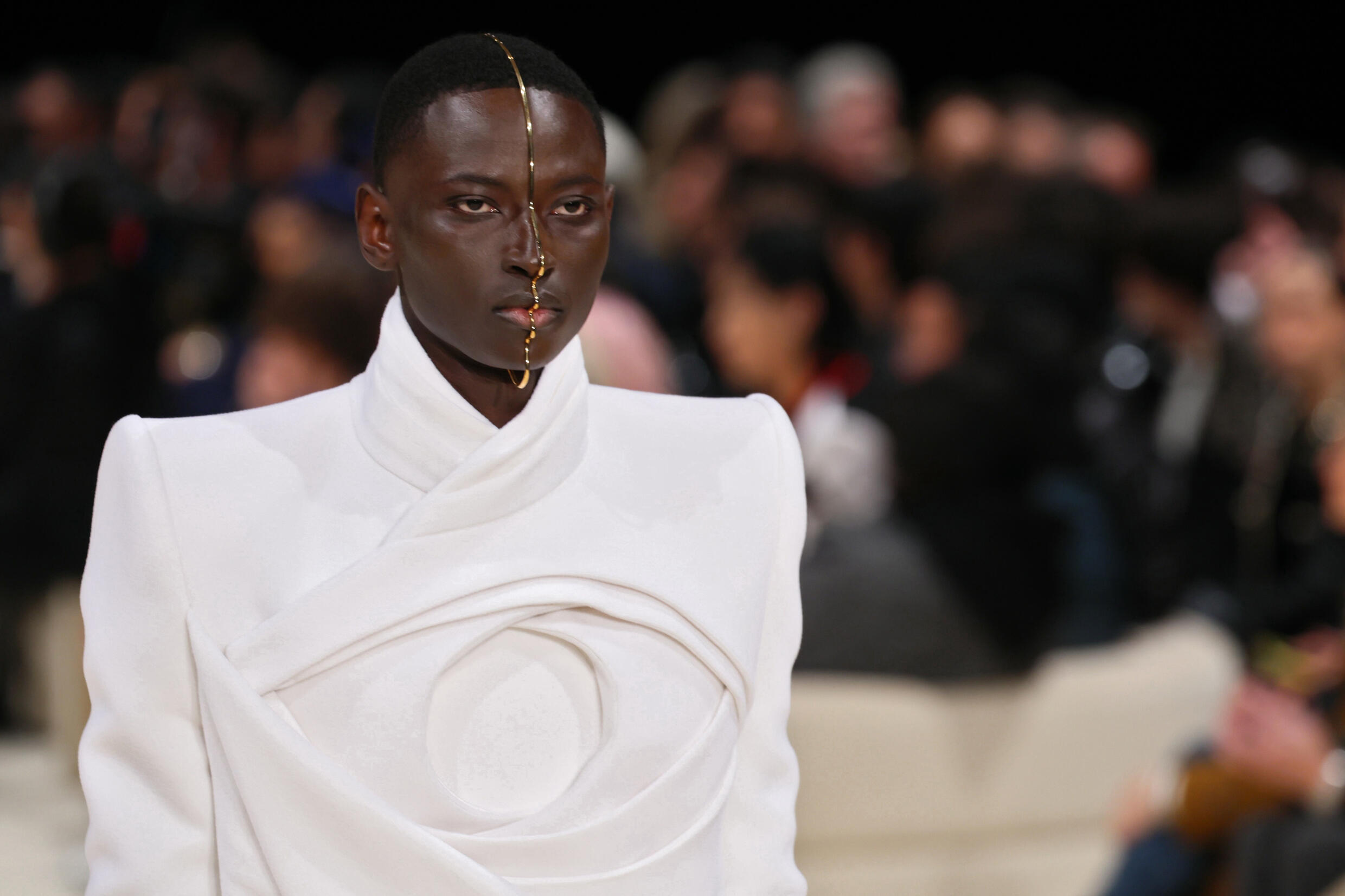 Un modèle lors du défilé Balmain pendant la Fashion week masculine à Paris le 20 janvier 2024